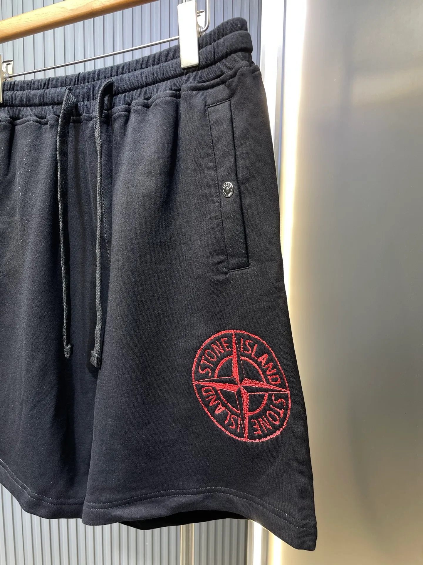 🅿️400 Stonelsland 🌟[Top Replica] Badge embroidered shorts. Customized to the purest and most luxurious terry cloth. Thick and crisp, comfortable and skin-friendly. Iconic embellishment on the side of the pants. Compass badge embroidery to highlight the brand's imprint. Stitching art. The beauty of contrasting colors. The red stitching jumps on the black base. The collision of fashion and creativity exudes irresistible charm. Process 1: Using imported machine embroidery process. Use advanced computer control system and precision mechanical components to realize the red Compass badge embroidery operation with high precision and smooth and delicate lines. Process 2: Special machine for reverse top-stitch fine sewing process. Use special machine for top-stitch sewing. The reverse side of clothing is required to be carefully prepared before sewing to ensure straight sewing lines, even stitches, smooth edges and beautiful appearance. Process 3: The fabrics have been washed and have a better hand feel and texture. They are not easy to deform, shrink or fade. Maintain long-term beauty Accessories: Customized 1:1 Stonelsland snap button Customized 1:1 Stonelsland trademark Version: Loose version Size: S M L XL Style number: MM023-A80